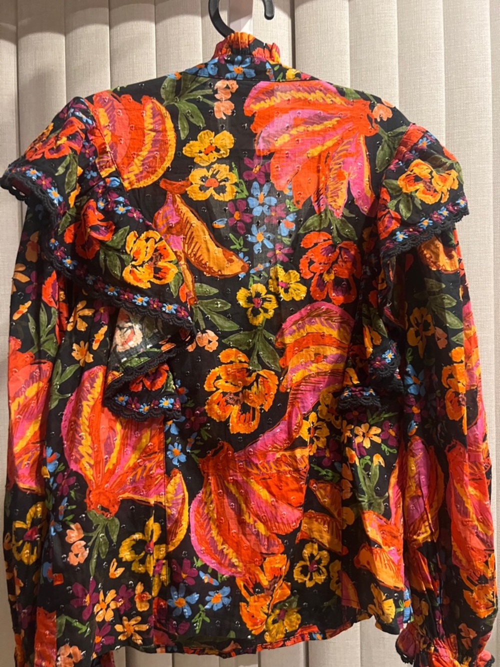 FARM Rio NWOT Black Floral Ruffle Swiss Dot Cotton Blouse Large - Picture 4 of 8